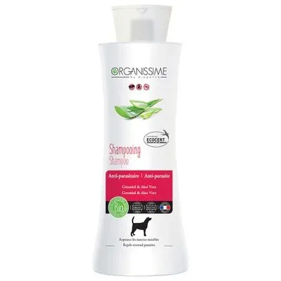 Shampoing Antiparasitaire Biogance pour chien à base de géraniol qui permet de repousser les puces, les tiques et autres parasites. Ce shampoing à base d'Aloe Vera bio est sans Paraben.